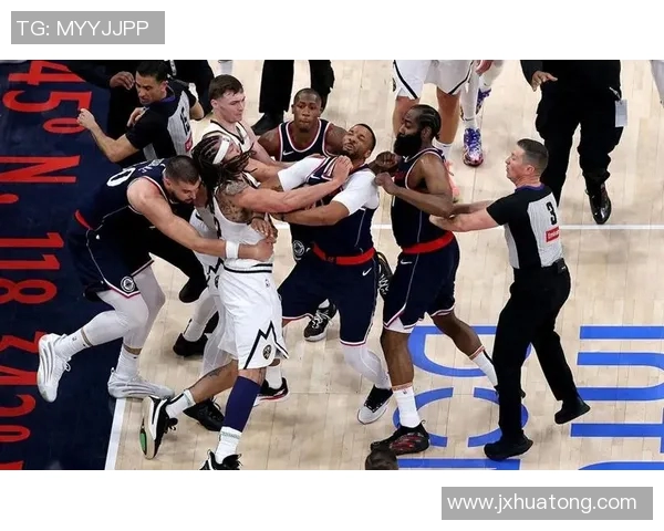 尼克斯与掘金激战正酣NBA赛季精彩对决引发球迷热议 尼克斯与掘金激战正酣NBA赛季精彩对决引发球迷热议